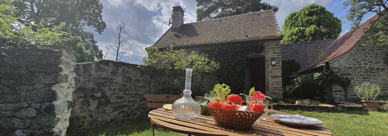 table avec corbeille de fruit dans jardin du gite Le Vigneron