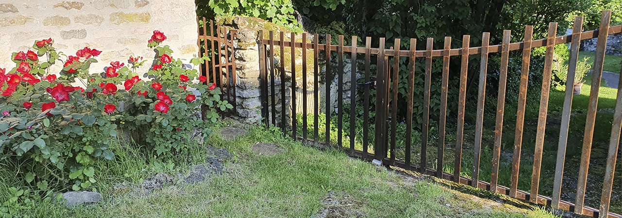 Portail et roses à l'entrée du Gîte Le vigneron