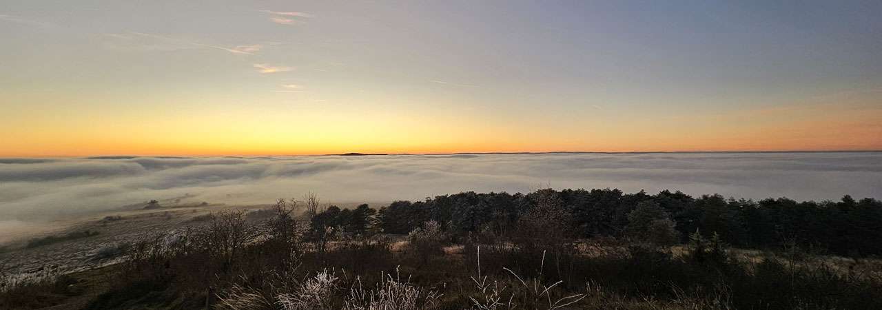 coucher de soleil dans la brume bourguignonne