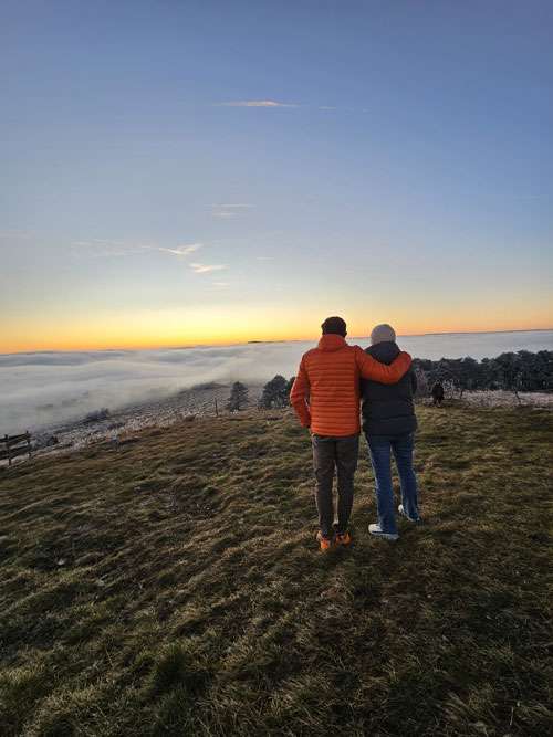 delphine et stephane face à un paysage de soliel couchant